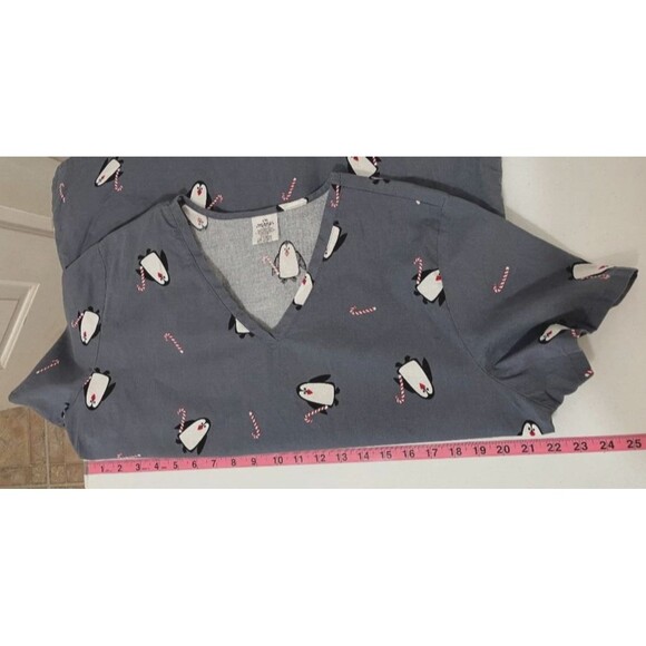 Nursing Scrub Top Women’s L Gray Christmas Penguin Print Candy Cane Uniform - Picture 6 of 8